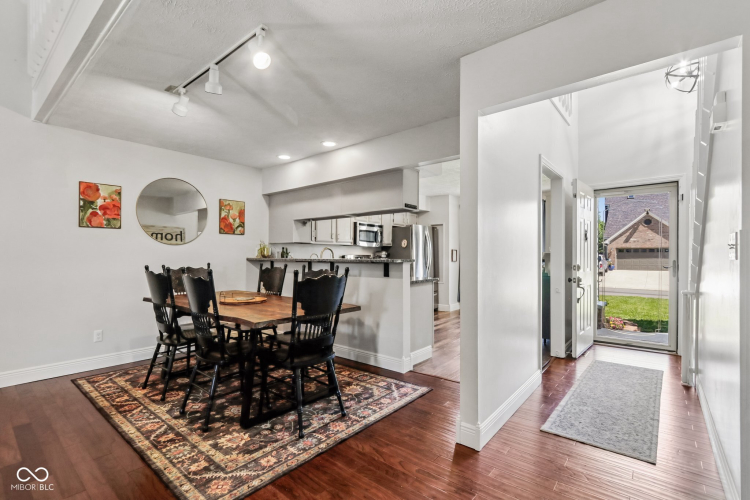 Listing Image 12