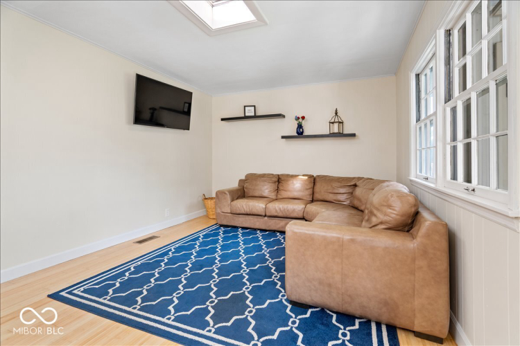Listing Image 6