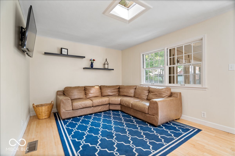 Listing Image 7