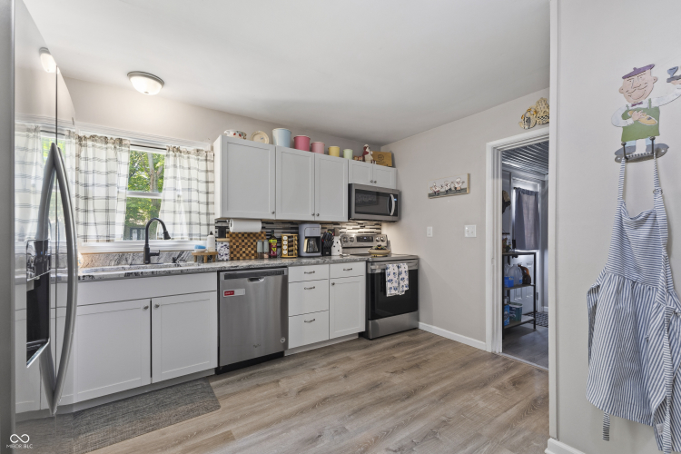 Listing Image 11