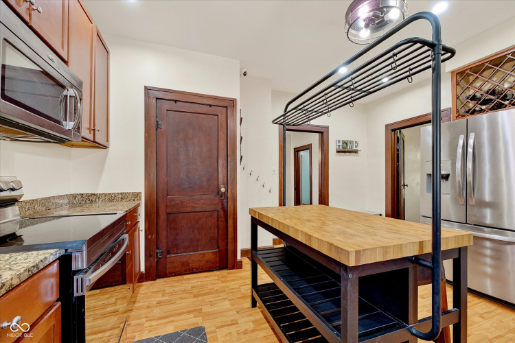 Listing Image 11