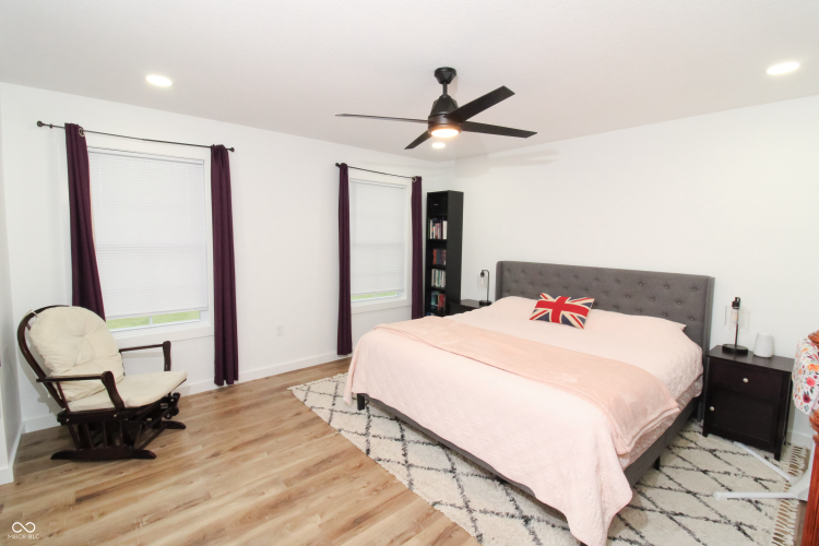 Listing Image 12