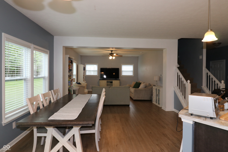 Listing Image 4