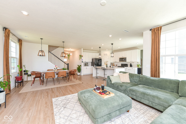 Listing Image 12