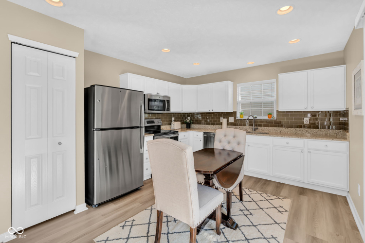 Listing Image 12