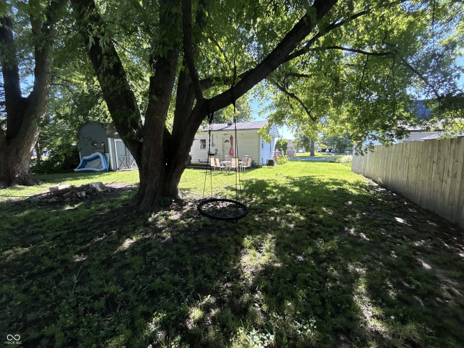 Listing Image 4