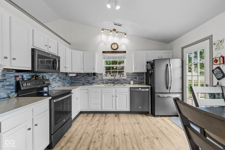 Listing Image 12