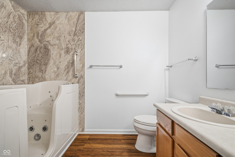 Listing Image 16
