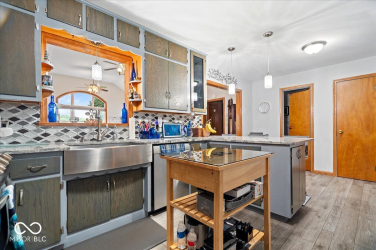 Listing Image 12