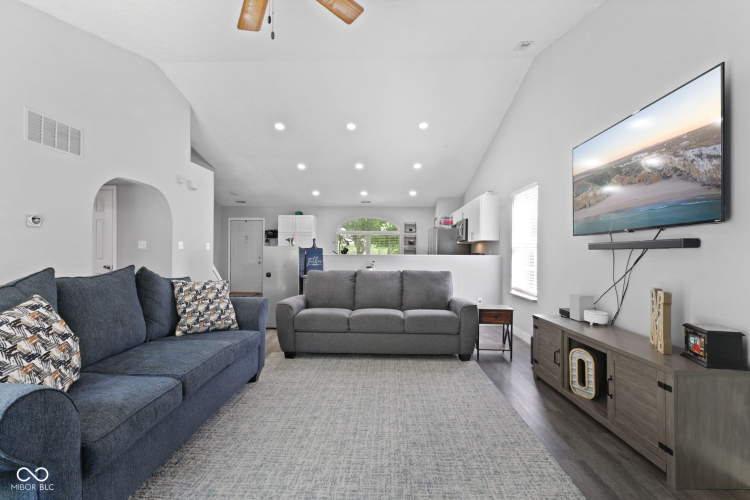 Listing Image 12