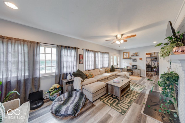 Listing Image 8