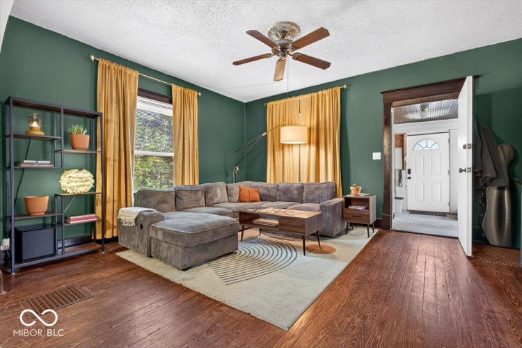 Listing Image 4