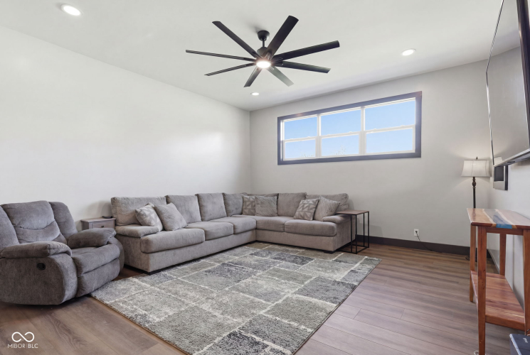 Listing Image 9