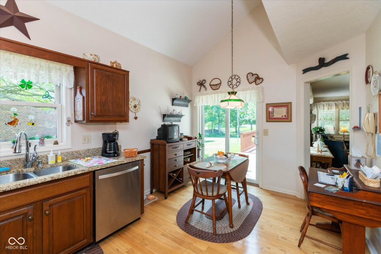 Listing Image 10