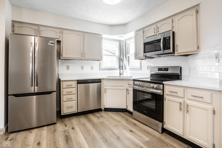Listing Image 11