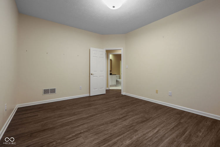 Listing Image 75