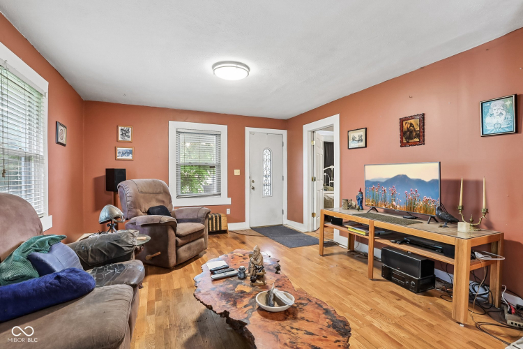 Listing Image 6