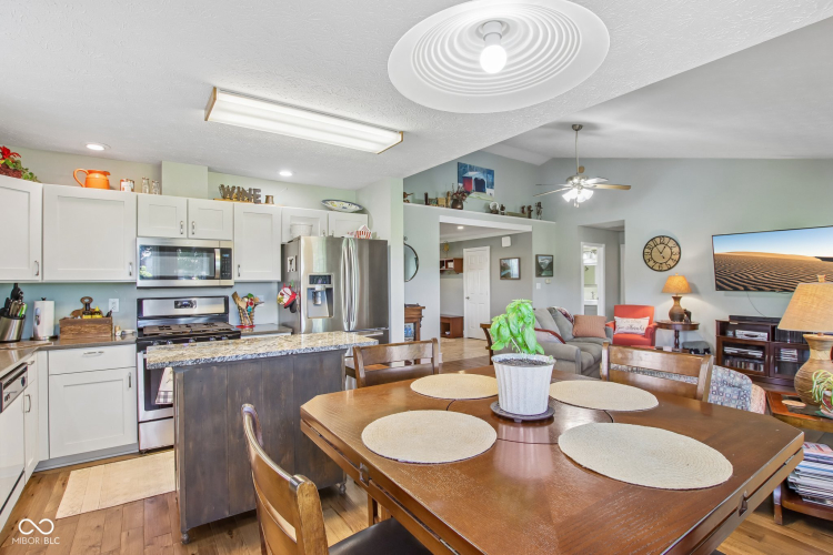 Listing Image 12