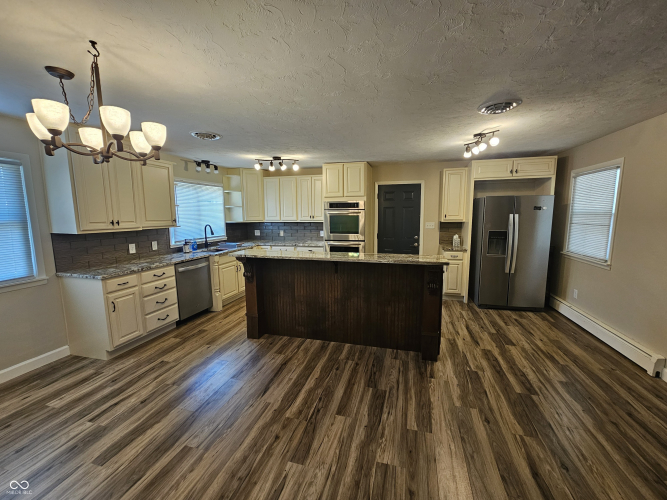 Listing Image 12