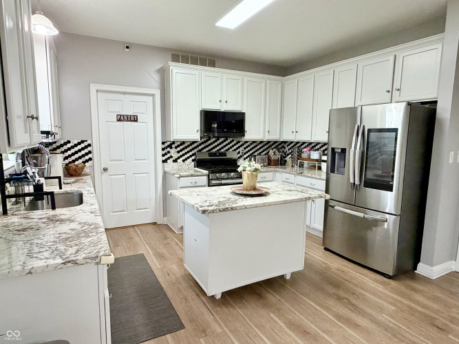 Listing Image 12