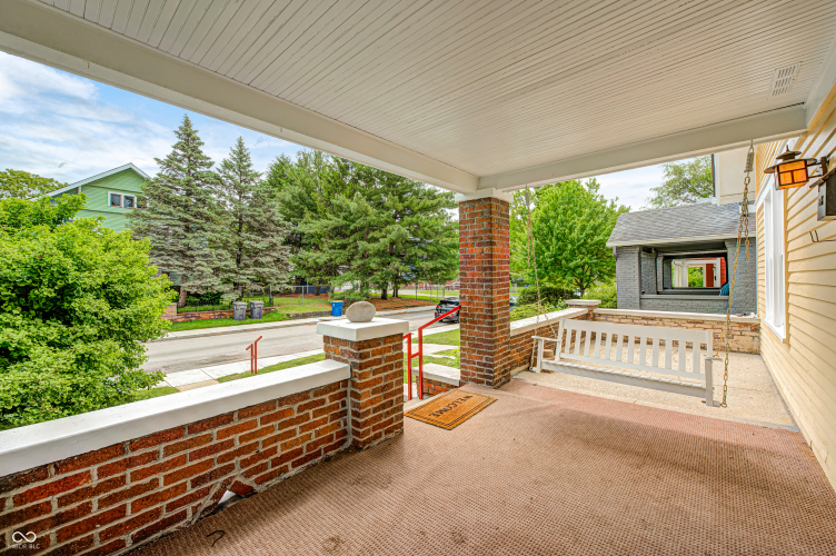 Listing Image 4