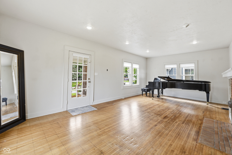 Listing Image 5