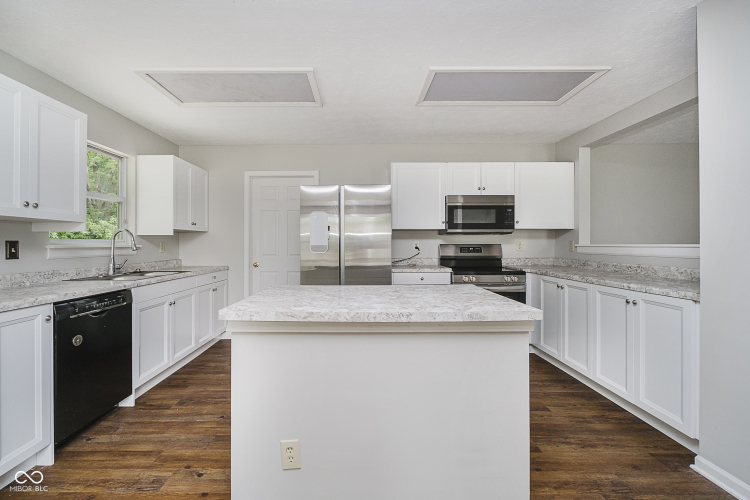 Listing Image 11