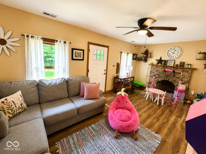 Listing Image 10