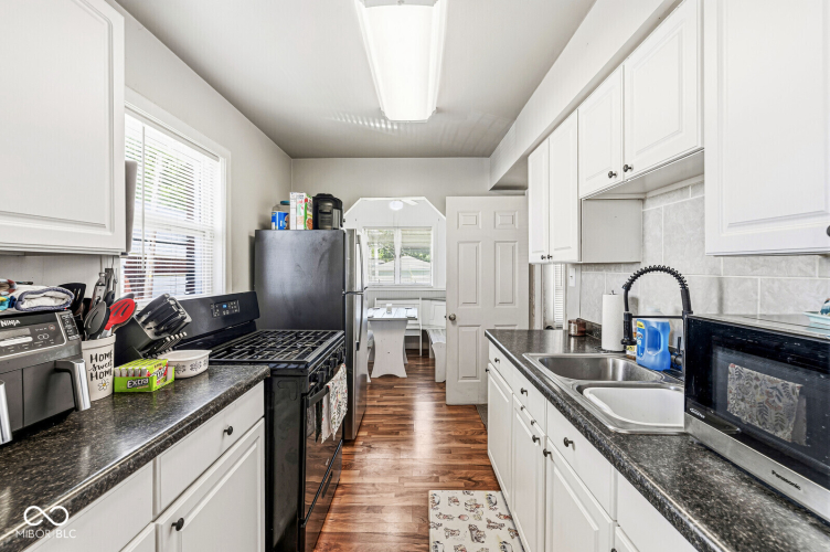 Listing Image 12