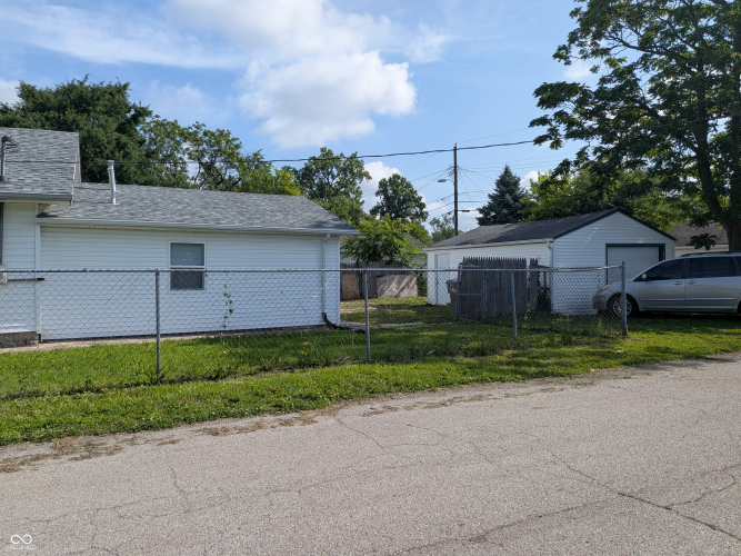 Listing Image 4