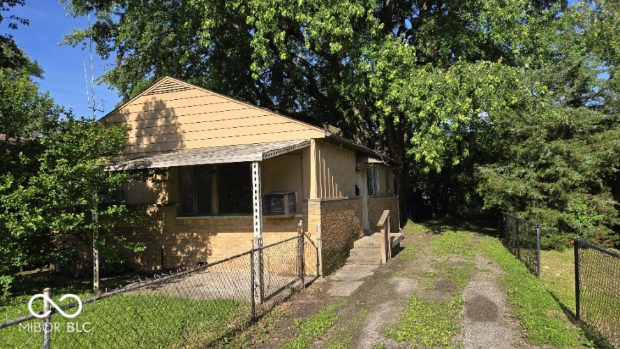 Listing Image 4