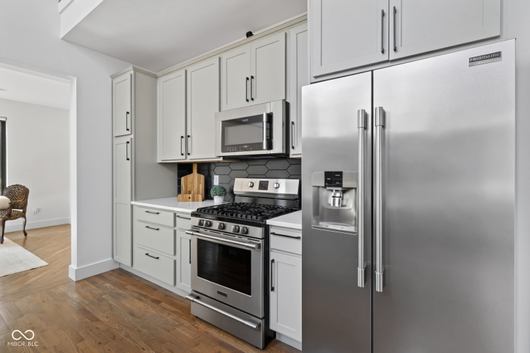 Listing Image 11