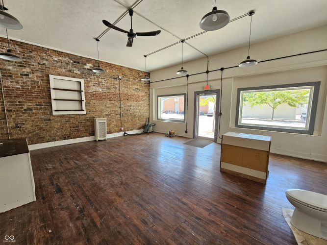 Listing Image 4