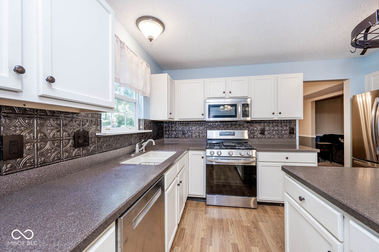 Listing Image 11