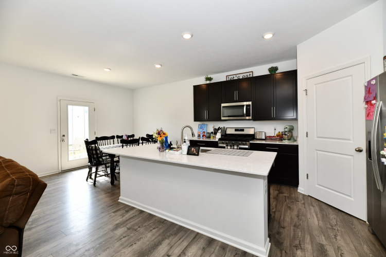 Listing Image 4
