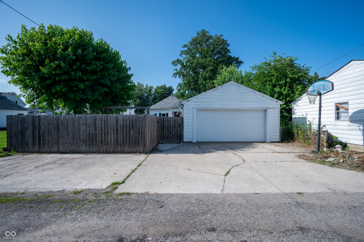 Listing Image 4