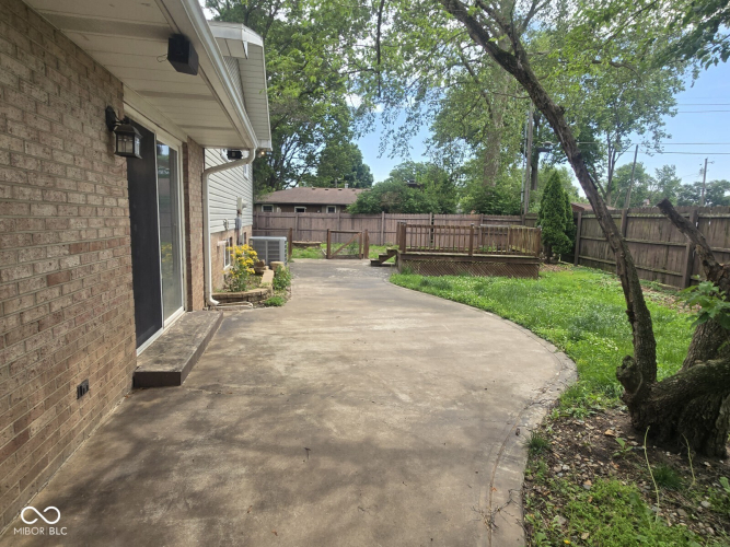 Listing Image 4