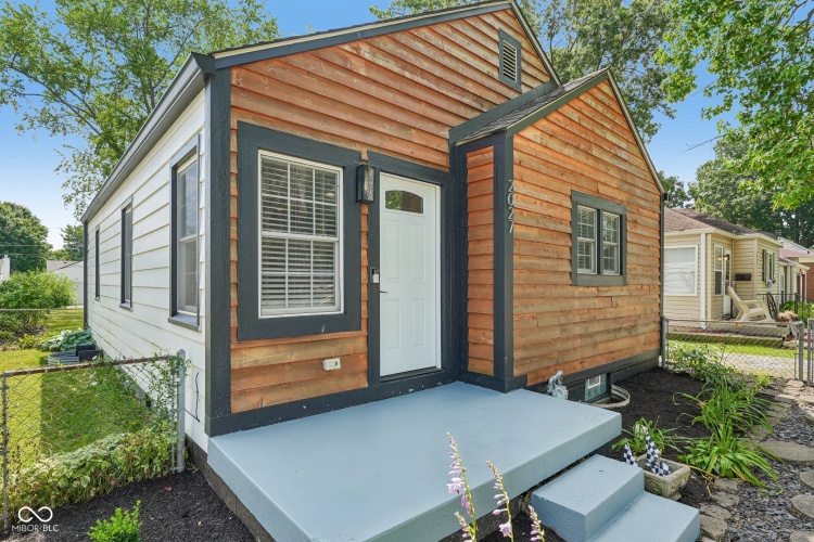 Listing Image 4