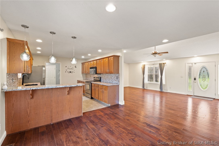 Listing Image 12