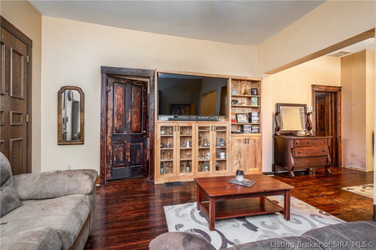 Listing Image 4