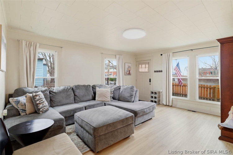Listing Image 4