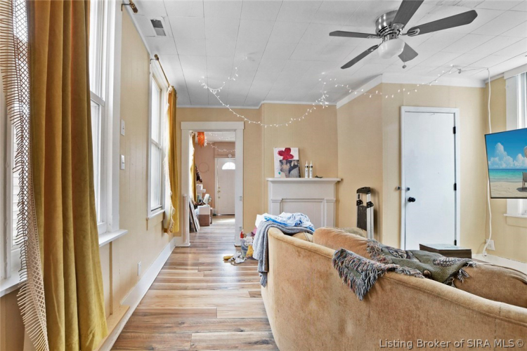 Listing Image 4