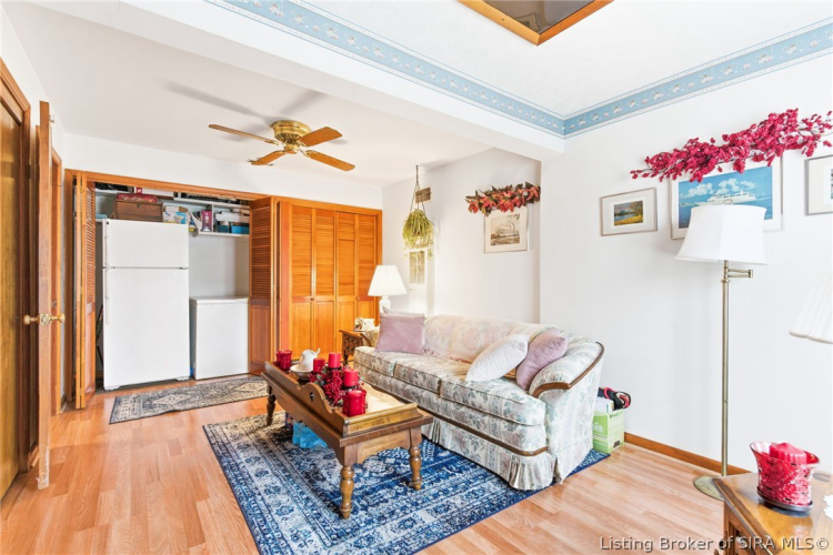 Listing Image 4