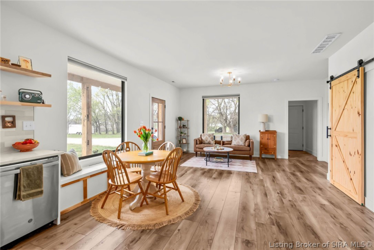 Listing Image 4