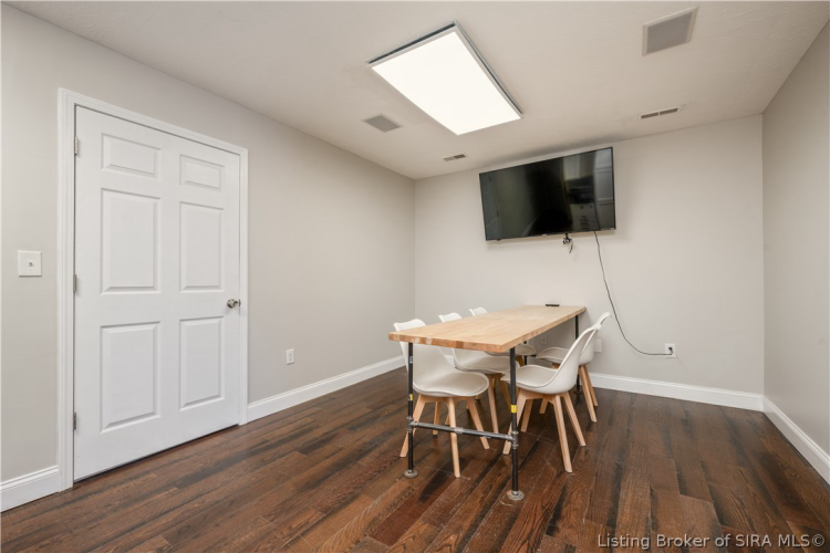 Listing Image 12