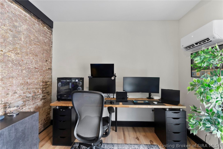 Listing Image 11