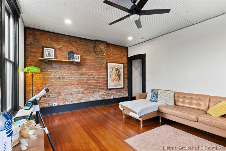 Listing Image 4