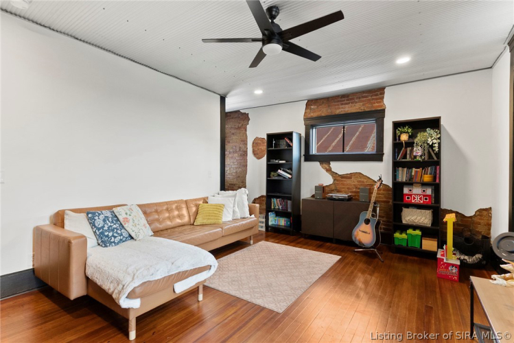 Listing Image 5
