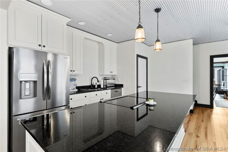 Listing Image 8