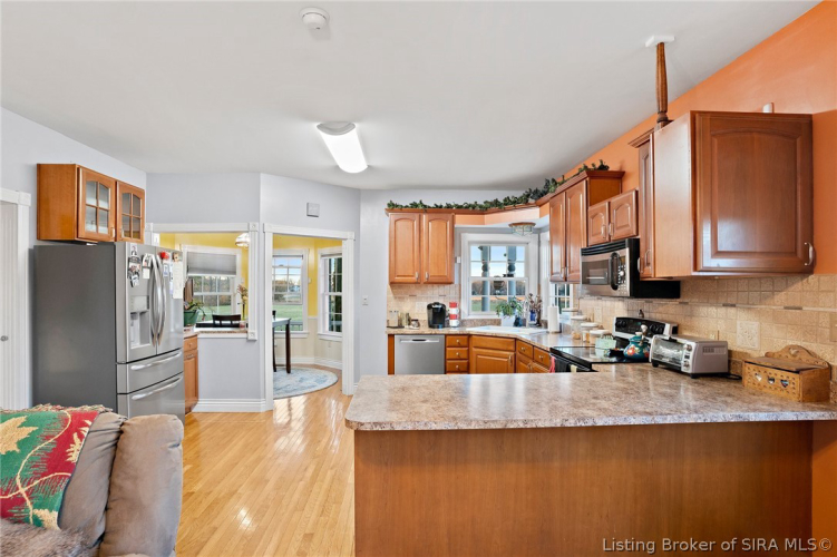 Listing Image 4